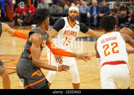Le joueur des Atlanta Hawks Vince carter #15 passe la balle au Cam Reddish #22 lors du match au Amway Center à Orlando Florida, le lundi 8 février 2020. Crédit photo : Marty Jean-Louis Banque D'Images