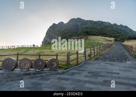 Seongsan Ilchulbong connu comme le pic de lever du soleil à l'île de Jeju, en République de Corée Banque D'Images