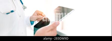 Médecin utilisant une tablette, chat vidéo avec le patient. Télésanté, concept de télémédecine. Banque D'Images