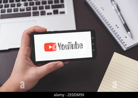 Wroclaw, Pologne - DEC 2, 2020 : logo YouTube sur smartphone. YouTube est le service vidéo le plus populaire développé par Google. Banque D'Images