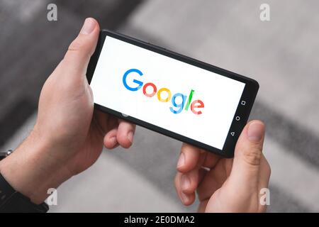 Wroclaw, Pologne - DEC 2, 2020: Logo Google sur l'écran Huawei P30. Google est le moteur de recherche Web le plus populaire Banque D'Images