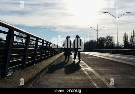 Berlin, Allemagne. 31 décembre 2020. Personnes marchant sur un pont au soleil. Credit: Kira Hofmann/dpa-Zentralbild/dpa/Alay Live News Banque D'Images
