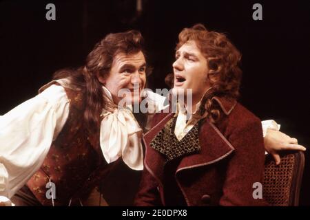 l-r: Brian Cox (Georges-Jacques Danton), Tom Mannion (Camille Desmoulins) dans L'AFFAIRE DANTON par PAM Gems à la Royal Shakespeare Company (RSC), Barbican Theatre, Londres EC2 15/07/1986 Set design: Farrah costumes: Judith Bland éclairage: Mick Hughes directeur: Ron Daniels Banque D'Images