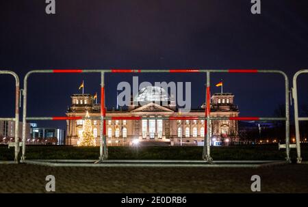 Berlin, Allemagne. 31 décembre 2020. Il y a des barrières devant le bâtiment Reichstag. Le quartier du gouvernement est complètement encorré. Credit: Christophe bateau/dpa/Alay Live News Banque D'Images