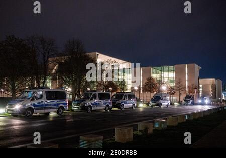 Berlin, Allemagne. 31 décembre 2020. Les voitures de police sont garées devant la chancellerie fédérale. Le quartier du gouvernement est complètement encorré. Credit: Christophe bateau/dpa/Alay Live News Banque D'Images