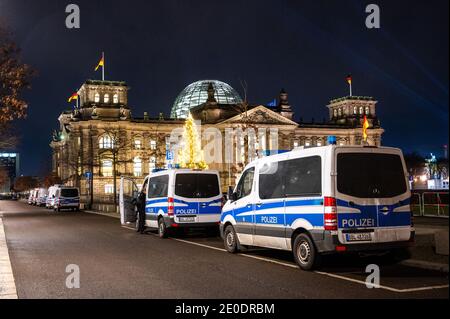 Berlin, Allemagne. 31 décembre 2020. Les voitures de police sont garées devant le bâtiment du Reichstag. Le quartier du gouvernement est complètement encorré. Credit: Christophe bateau/dpa/Alay Live News Banque D'Images