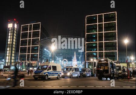 Berlin, Allemagne. 31 décembre 2020. Il y a des voitures de police devant la gare centrale. Credit: Christophe bateau/dpa/Alay Live News Banque D'Images