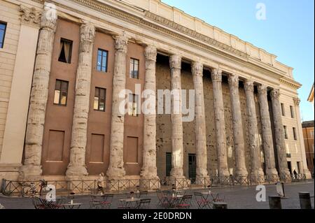 Italie, Rome, Piazza di Pietra, temple d'Hadrien Banque D'Images