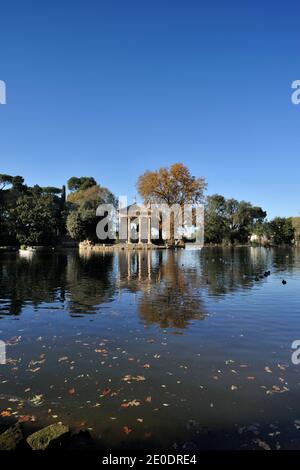 Italie, Rome, Villa Borghèse, lac, temple d'Aesculapius Banque D'Images