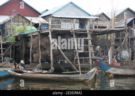 Filets de récolte de crevettes entreposés sous une maison à pilotis dans le village flottant de Kampong Phluk sur le lac Tonle SAP. Banque D'Images