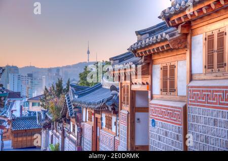 Tour Namsan vue du village de Bukchon hanok à Séoul, République de Corée Banque D'Images