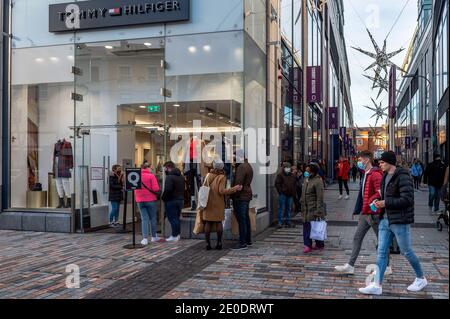 Cork, Irlande. 31 décembre 2020. La ville de Cork était très occupée aujourd'hui, car les acheteurs ont fait leurs derniers achats et les retours avant la fermeture des magasins non essentiels pendant un mois en raison de la montée en flèche des numéros COVID-19. Crédit : AG News/Alay Live News Banque D'Images