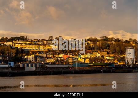 Cork, Irlande. 31 décembre 2020. Le soleil se couche sur Cork après une journée de soleil d'hiver. Les températures devraient aller aussi bas que -3C ce soir que la nation est enfermée à la Saint-Sylvestre. Crédit : AG News/Alay Live News Banque D'Images