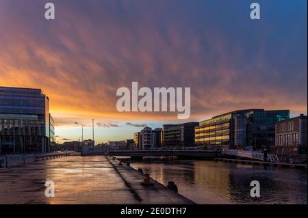 Cork, Irlande. 31 décembre 2020. Le soleil se couche sur Cork après une journée de soleil d'hiver. Les températures devraient aller aussi bas que -3C ce soir que la nation est enfermée à la Saint-Sylvestre. Crédit : AG News/Alay Live News Banque D'Images