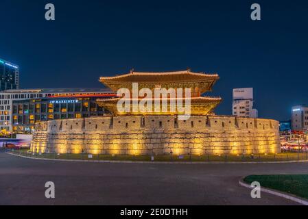 Vue nocturne de la porte d'Heunginjimun dans le centre de Séoul, République de Corée Banque D'Images