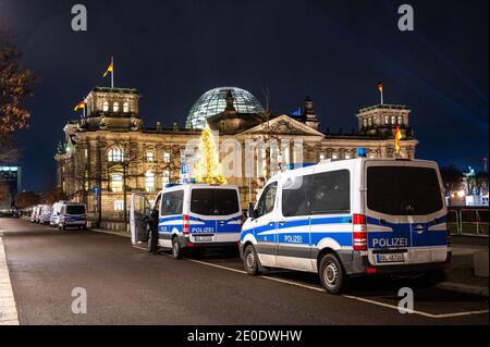 Berlin, Allemagne. 31 décembre 2020. Les voitures de police sont garées devant le bâtiment du Reichstag. Le quartier du gouvernement est complètement encorré. Credit: Christophe bateau/dpa/Alay Live News Banque D'Images