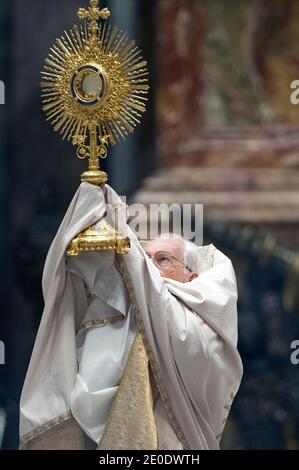 Rome, Italie. 31 décembre 2020. 31 décembre 2020 : le cardinal Giovanni Battista Re célèbre les premiers Vêpres et te Deum, le rite d'action de grâce pour la fin de l'année, dans la basilique Saint-Pierre au Vatican crédit: Agence de photo indépendante/Alamy Live News Banque D'Images