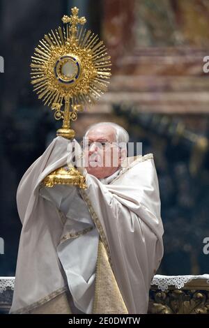 Rome, Italie. 31 décembre 2020. 31 décembre 2020 : le cardinal Giovanni Battista Re célèbre les premiers Vêpres et te Deum, le rite d'action de grâce pour la fin de l'année, dans la basilique Saint-Pierre au Vatican crédit: Agence de photo indépendante/Alamy Live News Banque D'Images