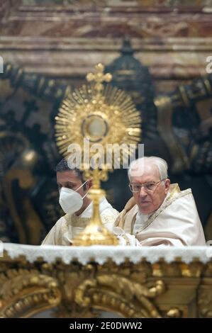 Rome, Italie. 31 décembre 2020. 31 décembre 2020 : le cardinal Giovanni Battista Re célèbre les premiers Vêpres et te Deum, le rite d'action de grâce pour la fin de l'année, dans la basilique Saint-Pierre au Vatican crédit: Agence de photo indépendante/Alamy Live News Banque D'Images