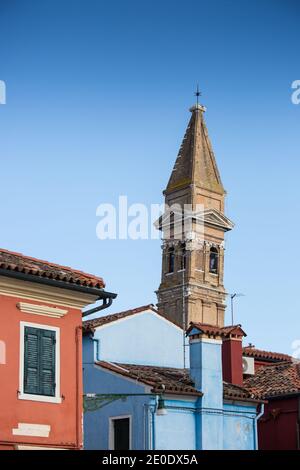 Maisons colorées près de l'ancienne Tour de l'église penchée - Burano, Venise, Italie Banque D'Images