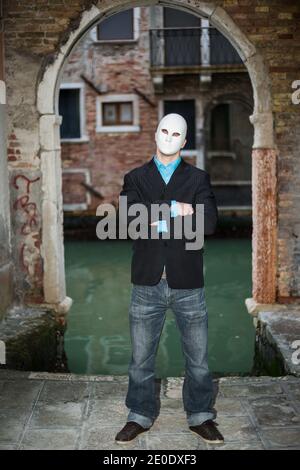 Homme d'affaires portant un masque à Venise, Italie Banque D'Images