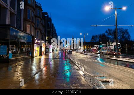 Édimbourg, Écosse, Royaume-Uni. 31 décembre 2020. Scènes de rues vides la nuit à Hogmanay dans le centre-ville d'Édimbourg.avant la pandémie Covid-19 , la ville était célèbre pour ses divertissements de rue à la Saint-Sylvestre et attirait des milliers de touristes chaque année pour profiter des célébrations du nouvel an. Pic ; Princes Street est vide. Iain Masterton/Alay Live News Banque D'Images