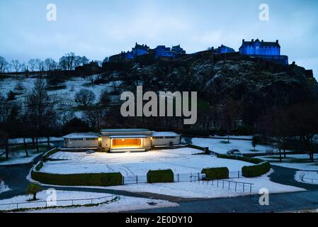 Édimbourg, Écosse, Royaume-Uni. 31 décembre 2020. Scènes de rues vides la nuit à Hogmanay dans le centre-ville d'Édimbourg.avant la pandémie Covid-19 , la ville était célèbre pour ses divertissements de rue à la Saint-Sylvestre et attirait des milliers de touristes chaque année pour profiter des célébrations du nouvel an. Pic ; le Ross Bandstand dans Princes Street Gardens est généralement rempli de fêtards qui apprécient les concerts de la Saint-Sylvestre, mais cette année est fermé et vide. Iain Masterton/Alay Live News Banque D'Images
