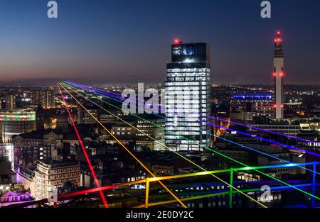 Birmingham, Royaume-Uni. 31 décembre 2020. Global Rainbow C une installation artistique de l'artiste international Yvette Mattern - a été retransmise au nord-ouest du bâtiment emblématique de la Rotunda ce soir, marquant un message d'espoir et de paix pour le nouvel an. La photo montre la vue sur la ville depuis le sommet de la Rotunda. Global Rainbow faisceaux sept rayons de lumière laser (rouge, orange, jaune, vert, bleu, indigo et Violet) représentant le spectre de couleurs d'un arc-en-ciel naturel et seront shone au nord-ouest de la ville au cours de la période du nouvel an. Crédit : Simon Hadley/Alamy Live News Banque D'Images