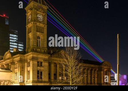 Birmingham, Royaume-Uni. 31 décembre 2020. Global Rainbow C une installation artistique de l'artiste international Yvette Mattern - a été retransmise au nord-ouest du bâtiment emblématique de la Rotunda ce soir, marquant un message d'espoir et de paix pour le nouvel an. La photo montre la vue sur la ville depuis le sommet de la Rotunda. Global Rainbow faisceaux sept rayons de lumière laser (rouge, orange, jaune, vert, bleu, indigo et Violet) représentant le spectre de couleurs d'un arc-en-ciel naturel et seront shone au nord-ouest de la ville au cours de la période du nouvel an. Crédit : Simon Hadley/Alamy Live News Banque D'Images