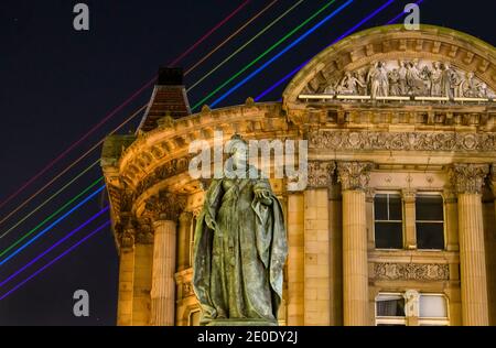 Birmingham, Royaume-Uni. 31 décembre 2020. Global Rainbow C une installation artistique de l'artiste international Yvette Mattern - a été retransmise au nord-ouest du bâtiment emblématique de la Rotunda ce soir, marquant un message d'espoir et de paix pour le nouvel an. La photo montre la vue sur la ville depuis le sommet de la Rotunda. Global Rainbow faisceaux sept rayons de lumière laser (rouge, orange, jaune, vert, bleu, indigo et Violet) représentant le spectre de couleurs d'un arc-en-ciel naturel et seront shone au nord-ouest de la ville au cours de la période du nouvel an. Crédit : Simon Hadley/Alamy Live News Banque D'Images