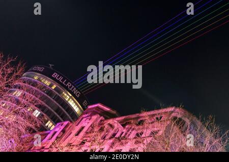 Birmingham, Royaume-Uni. 31 décembre 2020. Global Rainbow C une installation artistique de l'artiste international Yvette Mattern - a été retransmise au nord-ouest du bâtiment emblématique de la Rotunda ce soir, marquant un message d'espoir et de paix pour le nouvel an. La photo montre la vue sur la ville depuis le sommet de la Rotunda. Global Rainbow faisceaux sept rayons de lumière laser (rouge, orange, jaune, vert, bleu, indigo et Violet) représentant le spectre de couleurs d'un arc-en-ciel naturel et seront shone au nord-ouest de la ville au cours de la période du nouvel an. Crédit : Simon Hadley/Alamy Live News Banque D'Images