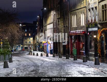 Édimbourg, Écosse, Royaume-Uni. 31 décembre 2020. Scènes de rues vides la nuit à Hogmanay dans le centre-ville d'Édimbourg.avant la pandémie Covid-19 , la ville était célèbre pour ses divertissements de rue à la Saint-Sylvestre et attirait des milliers de touristes chaque année pour profiter des célébrations du nouvel an. Pic; le Grassmarket avec ses nombreux pubs est déserté. Iain Masterton/Alay Live News Banque D'Images