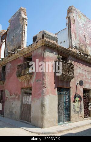 Rue vide avec peinture de Che Guevara sur le mur de l'ancien bâtiment, la Vieille Havane, Cuba Banque D'Images