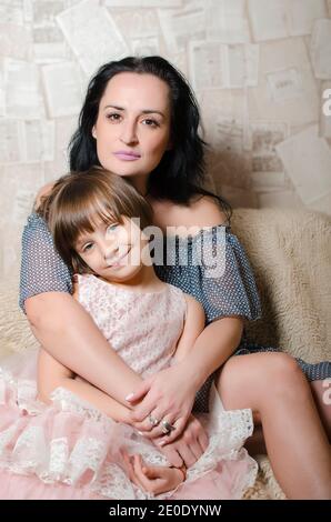 bonne fille et mère ont embrassé et regarder l'appareil photo. Printemps, fête des mères Banque D'Images