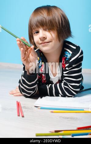 Une petite fille mignonne peint des images. Le concept d'étude Banque D'Images