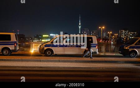 Berlin, Allemagne. 31 décembre 2020. Des voitures de police se tiennent sur le pont de Varsovie, qui est l'une des zones interdites aux pirates de la Saint-Sylvestre. Credit: Christophe bateau/dpa/Alay Live News Banque D'Images