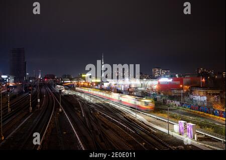 Berlin, Allemagne. 31 décembre 2020. Un S-Bahn se dirige vers Ostbahnhof. La tour de télévision est en arrière-plan. Credit: Christophe bateau/dpa/Alay Live News Banque D'Images
