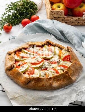 Galette maison salée avec légumes, tarte à la baleine avec tomates, courgettes, fromage bleu Banque D'Images