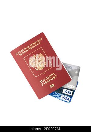 Moscou, Russie, 31 décembre 2020 : passeport russe et cartes de crédit des systèmes VISA, isolés sur fond blanc. Copier l'espace. Banque D'Images