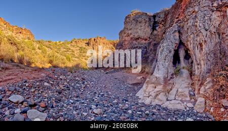 Une formation de grotte de type portail sur la droite au fond de l'Enfer Canyon. Situé dans la forêt nationale de Prescott, près de Drake Arizona. Banque D'Images