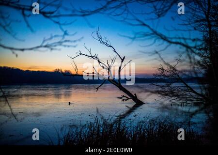 Poznan, Wielkopolska, Pologne. 31 décembre 2020. Le dernier crépuscule de 2020 à Poznan, Pologne. Sur la photo: Le lac de glace au crépuscule. Credit: Dawid Tatarkiewicz/ZUMA Wire/Alay Live News Banque D'Images