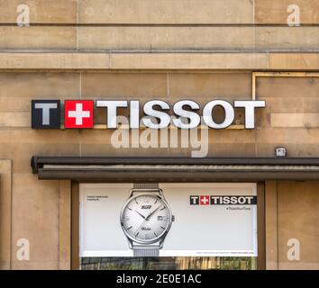 Logo Tissot sur leur boutique de bijoux à Bâle. Tissot est un horloger de luxe suisse célèbre pour ses chronographes et montres. Banque D'Images