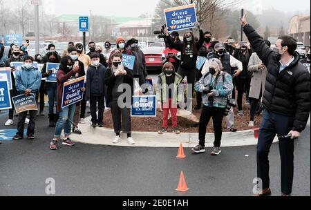 Suwanee, Géorgie, États-Unis. 31 décembre 2020. Le candidat démocrate au Sénat Jon Ossoff accueille une foule de partisans lors d'une rencontre avec les Asiatiques américains et les insulaires du Pacifique à Suwanee, en Géorgie. L'événement a eu lieu le dernier jour de vote par anticipation pour l'élection de deuxième tour du Sénat américain en Géorgie, où le candidat démocrate Jon Ossoff se présente contre le candidat républicain sortant David Perdue. Crédit : John Arthur Brown/ZUMA Wire/Alay Live News Banque D'Images