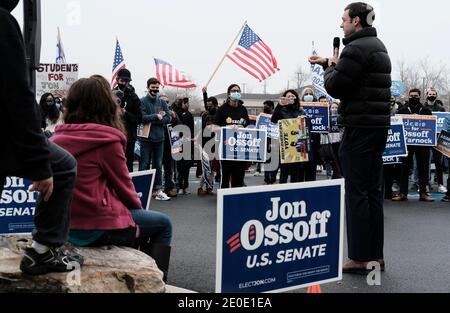 Suwanee, Géorgie, États-Unis. 31 décembre 2020. Le candidat démocrate au Sénat Jon Ossoff s'adresse à une foule de partisans lors d'une rencontre avec les Asiatiques américains et les insulaires du Pacifique à Suwanee, en Géorgie. L'événement a eu lieu le dernier jour de vote par anticipation pour l'élection de deuxième tour du Sénat américain en Géorgie, où le candidat démocrate Jon Ossoff se présente contre le candidat républicain sortant David Perdue. Crédit : John Arthur Brown/ZUMA Wire/Alay Live News Banque D'Images