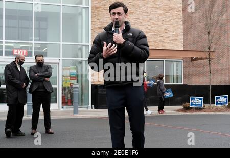 Suwanee, Géorgie, États-Unis. 31 décembre 2020. Le candidat démocrate au Sénat Jon Ossoff s'adresse à une foule de partisans lors d'une rencontre avec les Asiatiques américains et les insulaires du Pacifique à Suwanee, en Géorgie. L'événement a eu lieu le dernier jour de vote par anticipation pour l'élection de deuxième tour du Sénat américain en Géorgie, où le candidat démocrate Jon Ossoff se présente contre le candidat républicain sortant David Perdue. Crédit : John Arthur Brown/ZUMA Wire/Alay Live News Banque D'Images