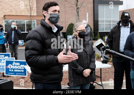 Suwanee, Géorgie, États-Unis. 31 décembre 2020. Le candidat au Sénat démocratique, Jon Ossoff, répond aux questions des médias lors d'une rencontre avec les Asiatiques américains et les insulaires du Pacifique à Suwanee, en Géorgie. L'événement a eu lieu le dernier jour de vote par anticipation pour l'élection de deuxième tour du Sénat américain en Géorgie, où le candidat démocrate Jon Ossoff se présente contre le candidat républicain sortant David Perdue. Crédit : John Arthur Brown/ZUMA Wire/Alay Live News Banque D'Images