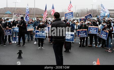 Suwanee, Géorgie, États-Unis. 31 décembre 2020. Le candidat démocrate au Sénat Jon Ossoff s'adresse à une foule de partisans lors d'une rencontre avec les Asiatiques américains et les insulaires du Pacifique à Suwanee, en Géorgie. L'événement a eu lieu le dernier jour de vote par anticipation pour l'élection de deuxième tour du Sénat américain en Géorgie, où le candidat démocrate Jon Ossoff se présente contre le candidat républicain sortant David Perdue. Crédit : John Arthur Brown/ZUMA Wire/Alay Live News Banque D'Images