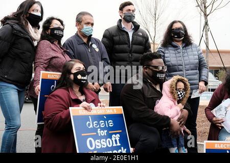 Suwanee, Géorgie, États-Unis. 31 décembre 2020. Le candidat au Sénat démocratique Jon Ossoff prend une photo avec ses partisans lors d'une rencontre avec les Asiatiques américains et les insulaires du Pacifique à Suwanee, en Géorgie. L'événement a eu lieu le dernier jour de vote par anticipation pour l'élection de deuxième tour du Sénat américain en Géorgie, où le candidat démocrate Jon Ossoff se présente contre le candidat républicain sortant David Perdue. Crédit : John Arthur Brown/ZUMA Wire/Alay Live News Banque D'Images