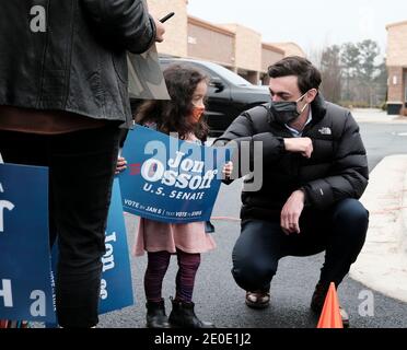 Suwanee, Géorgie, États-Unis. 31 décembre 2020. Le candidat démocrate au Sénat Jon Ossoff accueille un jeune partisan lors d'une rencontre avec les Asiatiques américains et les insulaires du Pacifique à Suwanee, en Géorgie. L'événement a eu lieu le dernier jour de vote par anticipation pour l'élection de deuxième tour du Sénat américain en Géorgie, où le candidat démocrate Jon Ossoff se présente contre le candidat républicain sortant David Perdue. Crédit : John Arthur Brown/ZUMA Wire/Alay Live News Banque D'Images