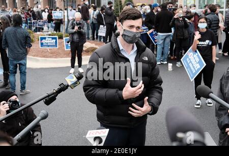 Suwanee, Géorgie, États-Unis. 31 décembre 2020. Le candidat au Sénat démocratique, Jon Ossoff, répond aux questions des médias lors d'une rencontre avec les Asiatiques américains et les insulaires du Pacifique à Suwanee, en Géorgie. L'événement a eu lieu le dernier jour de vote par anticipation pour l'élection de deuxième tour du Sénat américain en Géorgie, où le candidat démocrate Jon Ossoff se présente contre le candidat républicain sortant David Perdue. Crédit : John Arthur Brown/ZUMA Wire/Alay Live News Banque D'Images